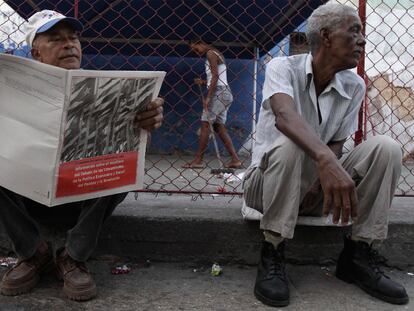Un residente de La Habana lee un documento sobre las reformas que planea el Gobierno.