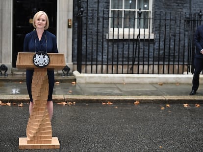 La primera ministra del Reino Unido, Liz Truss, pronuncia su primer discurso ante la puerta del 10 de Downing Street. Su esposo, Hugh O'Leary, escucha en segundo plano.