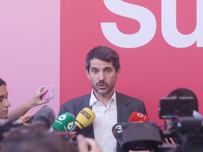 El portavoz de Sumar y ministro de Cultura, Ernest Urtasun, atiende a los medios de comunicación a su llegada a la reunión del Grupo Coordinador de Sumar, en el Espacio Rastro, a 13 de junio de 2024, en Madrid (España). Sumar ha iniciado un periodo de reflexión tras la renuncia de Yolanda Díaz después de los malos resultados en las elecciones europeas del 9 de junio, en las que la formación sólo obtuvo 3 eurodiputados. Así, hoy tiene lugar la primera reunión del Grupo Coordinador de Sumar con el objetivo de encontrar un liderazgo más colectivo con una coordinación doble, siguiendo el modelo del PNV, o una dirección colegiada.
13 JUNIO 2024;SUMAR;
Ricardo Rubio / Europa Press
13/06/2024