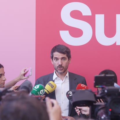 El portavoz de Sumar y ministro de Cultura, Ernest Urtasun, atiende a los medios de comunicación a su llegada a la reunión del Grupo Coordinador de Sumar, en el Espacio Rastro, a 13 de junio de 2024, en Madrid (España). Sumar ha iniciado un periodo de reflexión tras la renuncia de Yolanda Díaz después de los malos resultados en las elecciones europeas del 9 de junio, en las que la formación sólo obtuvo 3 eurodiputados. Así, hoy tiene lugar la primera reunión del Grupo Coordinador de Sumar con el objetivo de encontrar un liderazgo más colectivo con una coordinación doble, siguiendo el modelo del PNV, o una dirección colegiada.
13 JUNIO 2024;SUMAR;
Ricardo Rubio / Europa Press
13/06/2024