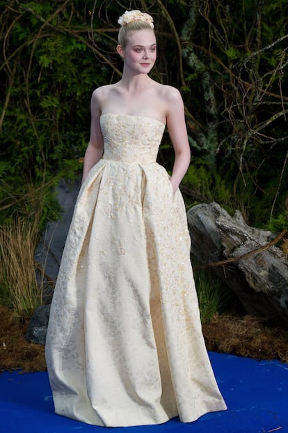 Elle Fanning al más puro estilo princesa de cuento. La actriz apostó por este espectacular Georges Hobeika Couture para asistir a la presentación de su último proyecto, Maléfica, en la que comparte pantalla con Angelina Jolie. Un laborioso diseño que Fanning ha completado con corona de flores.