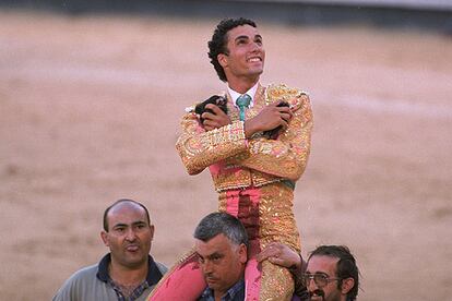 Matías Tejela da la vuelta al ruedo antes de salir a hombros por la puerta grande de la plaza de Las Ventas tras cortar dos orejas a un toro de El Ventorrillo en la Feria de San Isidro del año pasado.