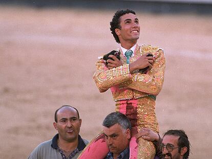 Matías Tejela da la vuelta al ruedo antes de salir a hombros por la puerta grande de la plaza de Las Ventas tras cortar dos orejas a un toro de El Ventorrillo en la Feria de San Isidro del año pasado.