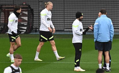 Erling Haaland entre Grealish y Gündogan, durante el entrenamiento del City, ayer en Manchester.