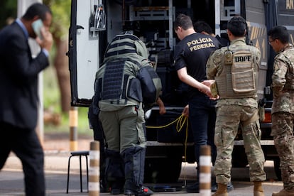 Fuerzas de seguridad brasileñas, el sábado en la zona de Brasilia donde fue hallado el artefacto explosivo.