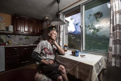 Hartmut Boog, en la cocina de su casa de Tacande, amenazada por la erupcin del volcn de Cumbre Vieja, en la isla canaria de La Palma., el 23 de octubre. La cercana de la erupcin y de la lava a viviendas prximas a zonas ya evacuadas trastorn la vida de sus habitantes, que sufrieron insomnio y, en algunos casos, crisis de ansiedad.