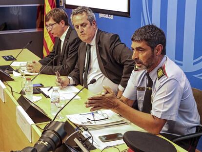 El ex mayor de los Mossos, Josep Lluís Trapero, con Joaquim Forn y Carles Mundó, en agosto.