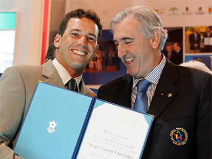 Juan Megino entrega a Sergio García el título de embajador de los Juegos del Mediterráneo 2005.
