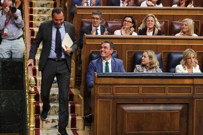 El diputado del PSOE, Óscar Puente, se dirige a la tribuna de oradores para dar la réplica al discurso de investidura del candidato popular Alberto Núñez Feijóo. 