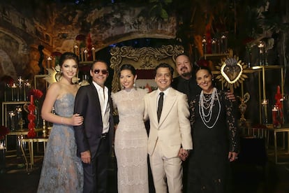 Christian Nodal y Ángela Aguilar en su boda con sus familias.