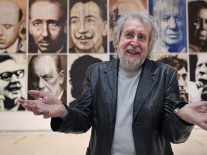 Antoni Miró, ayer, en el IVAM, frente a los retratos de grandes personajes de la historia y la cultura universal y valenciana.