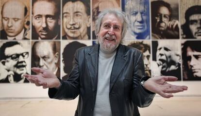 Antoni Miró, ayer, en el IVAM, frente a los retratos de grandes personajes de la historia y la cultura universal y valenciana.