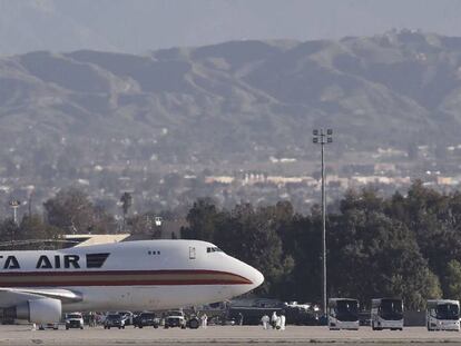 El avión con 195 estadounidenses repatriados de Wuhan, en Riverside, California. 