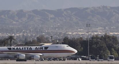 El avión con 195 estadounidenses repatriados de Wuhan, en Riverside, California. 