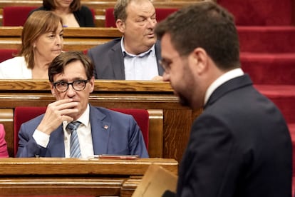 El presidente de la Generalitat en funciones, Pere Aragonès, y el líder del PSC, Salvador Illa (sentado), en el Parlamento de Cataluña.