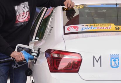 Un taxista madrileño reposta en una estación de servicio el jueves pasado