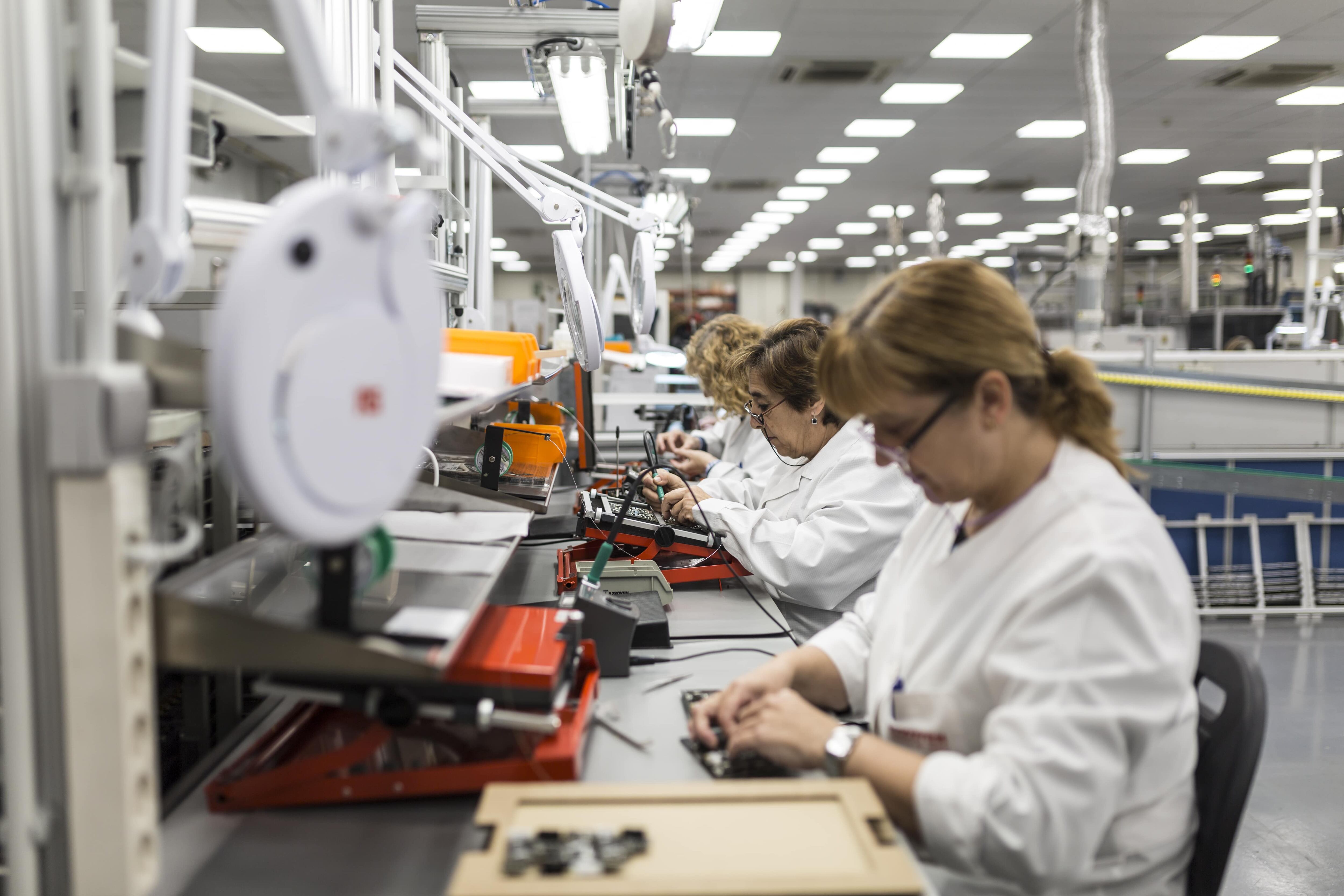 Trabajadoras de Azkoyen en un centro del grupo.