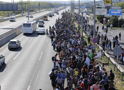 Un numeroso grupo de refugiados abandonan a pie Budapest (Hungría) con dirección a Alemania. En lo que va de año, más de 150.000 personas han llegado a Hungría, la mayoría a través de la frontera con Serbia.