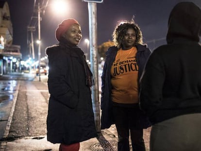 Asistentes sociales de la ONG Sweat recorren las calles de Ciudad del Cabo para contactar con las prostitutas y darles apoyo e información sobre VIH.