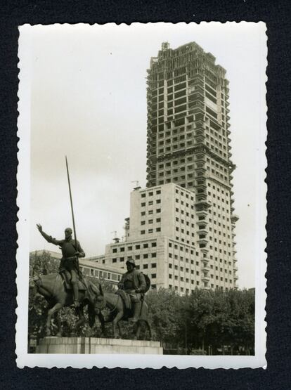 Don Quijote y Sancho parecen escoltar a una Torre de Madrid que alza su figura imponente sobre una plaza de España totalmente alejada de las ideas de Carrasco-Muñoz, en una imagen de septiembre de 1957.
