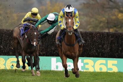 El jinete Nico de Boinville cae de su caballo durante una carrera en el hipódromo de Taunton (Inglaterra).