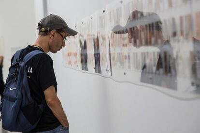 Un joven observa una exposición.