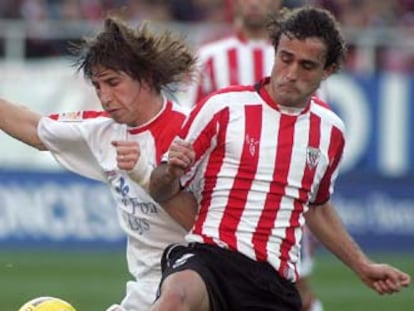 Sergio Ramos y Ezquerro pugnan por el balón.