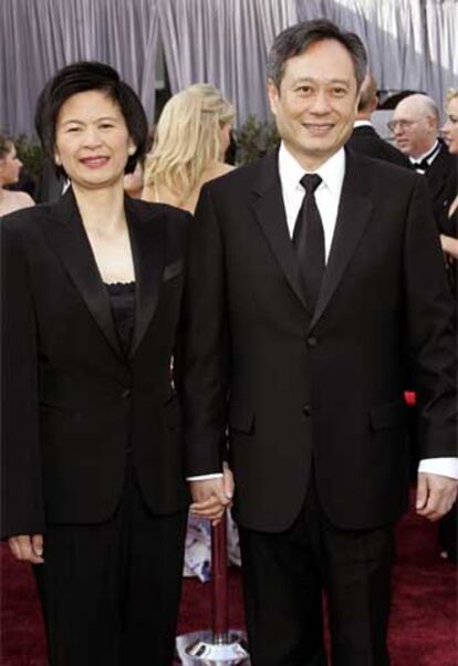 Ang Lee saluda, acompañado de su mujer Jane Lin, en la alfombra roja, hoas antes de cnseguir el premio a Mejor Director, por su película <i>Brokeback Mountain</i>.