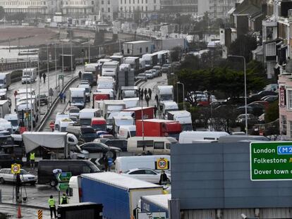 Camiones se agolpan a la entrada del Puerto de Dover (Reino Unido) el pasado miércoles. 