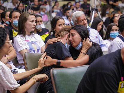 Familiares de víctimas de "falsos positivos" durante una audiencia de reconocimiento, en Ocaña (Colombia), el 27 de abril de 2022.