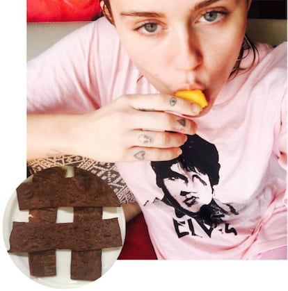 <strong>Qué 'snack'.</strong> Tiras de 'beicon' vegano.
<strong>La opinión del especialista.</strong> Miley Cyrus es vegana. Así que no come, por ejemplo, ni carne ni leche ni huevos. La cantante ha declarado que "comer carne es algo de la Edad Media". Desde hace años, lo más parecido a un cerdo que ingiere Miley son estas tiras de pseudo 'beicon' de tofu que aparecen en el lado inferior izquierdo de la foto. "La proteína de soja que contiene el tofu cubre las necesidades protéicas, pero la ausencia de la vitamina B12 (de origen animal) en la comida de los veganos dificulta la correcta absorción del hierro de los alimentos", explica la nutricionista Carla Sánchez. En la imagen, también, Cyrus come mango, muy sano con su vitamina C, potasio, magnesio, etc.