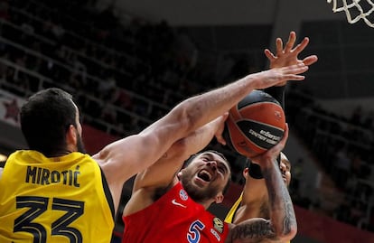 Mirotic trata de taponar a Mike James.