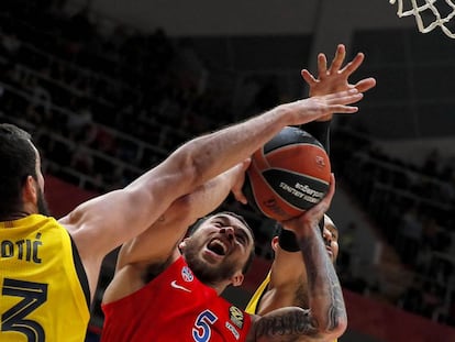 Mirotic trata de taponar a Mike James.