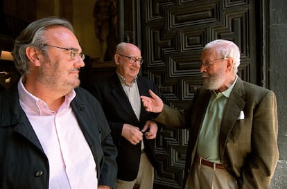 De izquierda a derecha, Manuel Gutiérrez Aragón, José Luis Borau y José Luis García Berlanga, en la Real Academia de Bellas Artes de San Fernando, en 2001.