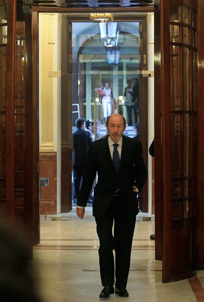 El ministro del Interior Alfredo Pérez Rubalcaba a su llegada al Congreso de los Diputados.