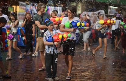 Una de las batallas de agua con motivo del Songkran en la calle Khaosan de Bangkok.