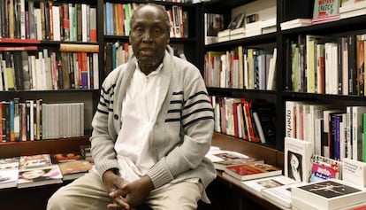 El escritor keniata Ngugi wa Thiong'o, en la librería La Central de Barcelona donde presentó su libro de memorias 'En la Casa del Intérprete'.