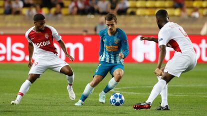El delantero del Atlético de Madrid Antoine Griezmann regatea a dos rivales en una acción del partido.