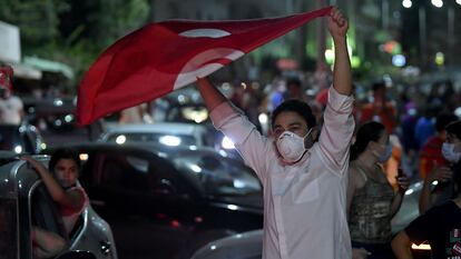 Os tunisianos saem às ruas para comemorar o anúncio do presidente Kaïs Saied de dissolver o Parlamento e demitir o primeiro-ministro Hichem Mechichi. Em vídeo, protestos em Túnis contra o Governo.