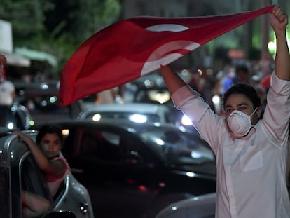 Os tunisianos saem às ruas para comemorar o anúncio do presidente Kaïs Saied de dissolver o Parlamento e demitir o primeiro-ministro Hichem Mechichi. Em vídeo, protestos em Túnis contra o Governo.
