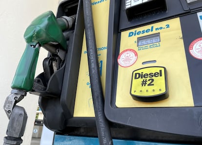 El precio del gasóleo ha alcanzado máximos históricos en Estados Unidos. En la imagen, un surtidor en San Rafael (California).