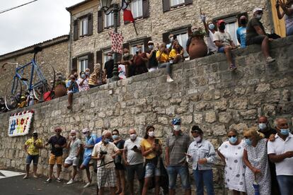 El público, con máscarilla, espera la llegada de los ciclistas en un punto de la etapa de la ronda francesa.