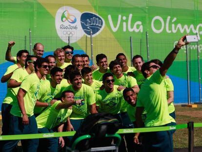 Atletas da seleção brasileira de hockey tiram selfie na Vila Olímpica.