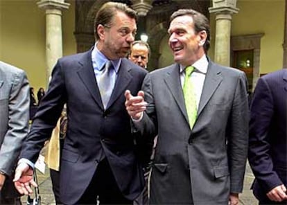 El canciller Gerhard Schröder (derecha) y el ex ministro mexicano Jorge Castañeda, en México en 2002.