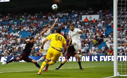 El delantero del Real Madrid Karim Benzema salta para anotar el primer gol del partido.