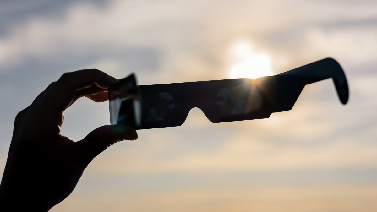 ¿Quieres ver el eclipse solar de agosto pero llevas gafas? Hay una solución y cuesta menos de 20 euros