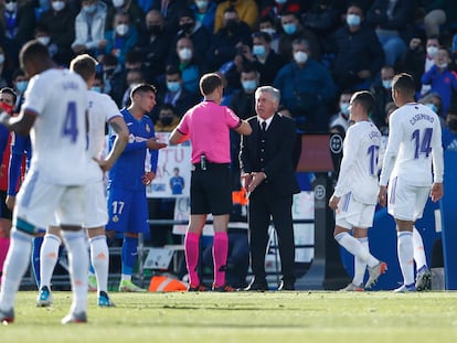 Ancelotti recibe una tarjeta amarilla por protestar una acción al colegiado Melero López