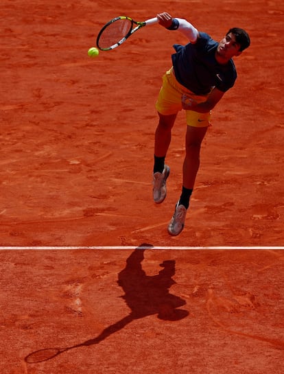 El tenista murciano Carlos Alcaraz realiza un servicio durante la final de Roland Garros.