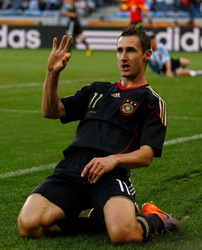 Miroslav Klose celebra el gol marcado a Argentina.