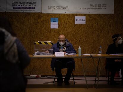 Un hombre en una mesa electoral en el Polideportivo Tres Xemeneies, en Barcelona.